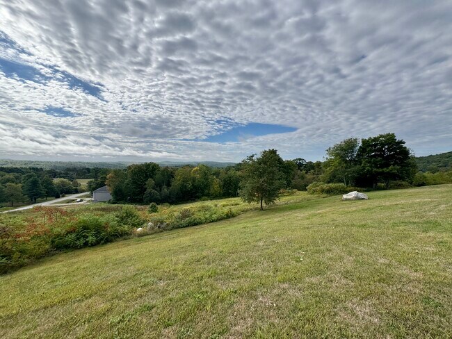 Foto del edificio - 88 Spout Hill Rd