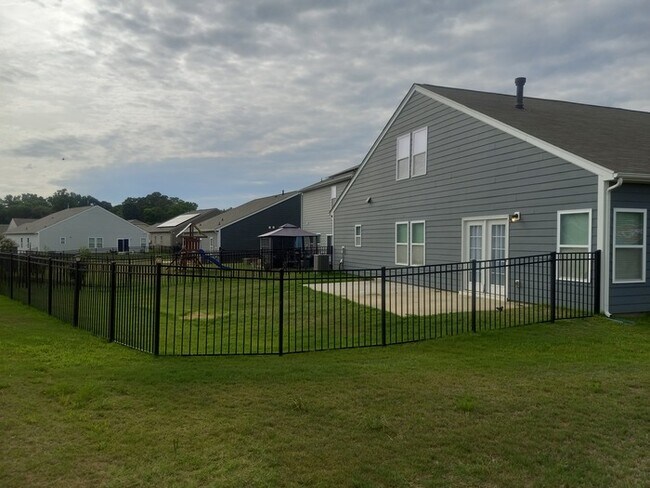 Building Photo - MUST SEE 5 BEDROOM!