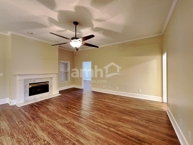 Building Photo - 1084 Pinehurst Dr
