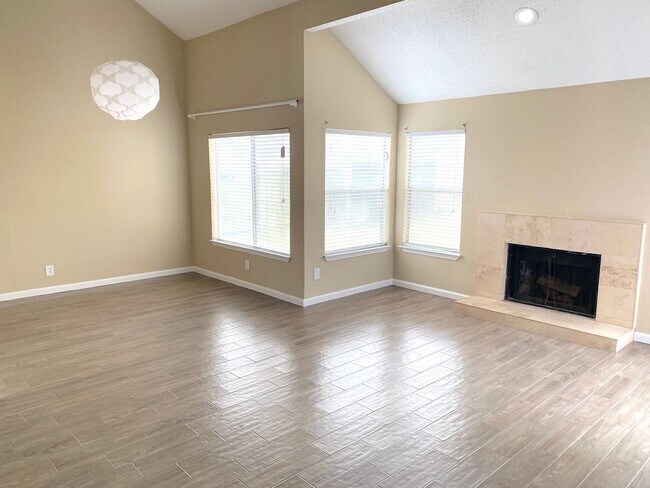 Foto del edificio - 16023 Hidden Acres Dr