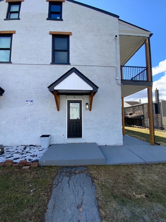 Building Photo - 557 Union St