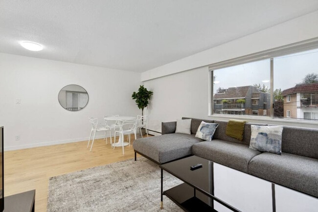 Photo du bâtiment - 229 E 13th Ave