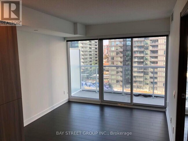 Photo du bâtiment - 17 Bathurst St