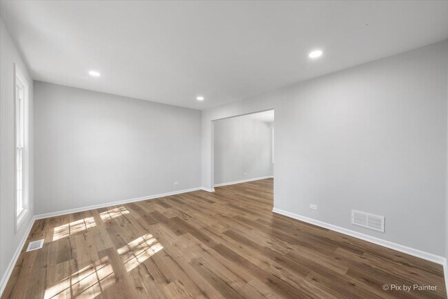 Building Photo - 731 Hickory Ln