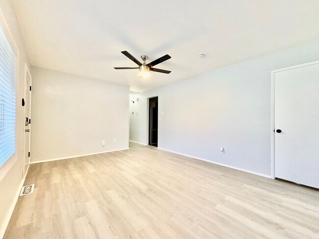 Foto del edificio - Freshly Renovated 4-Bedroom Home in the Hazelwood School District