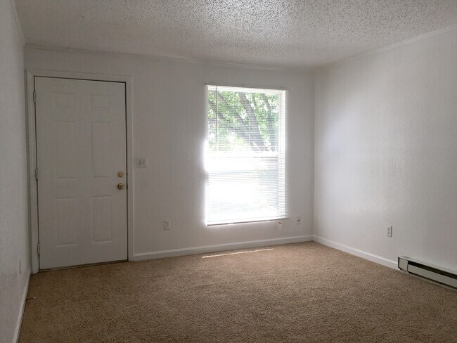 Foto del edificio - Pet Friendly 3 Bedroom Charmer located beh...