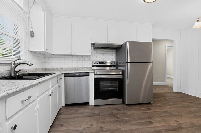 Building Photo - Adorable Three Bedroom Home!