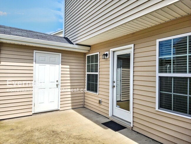 Building Photo - 2104 Debonair Ln