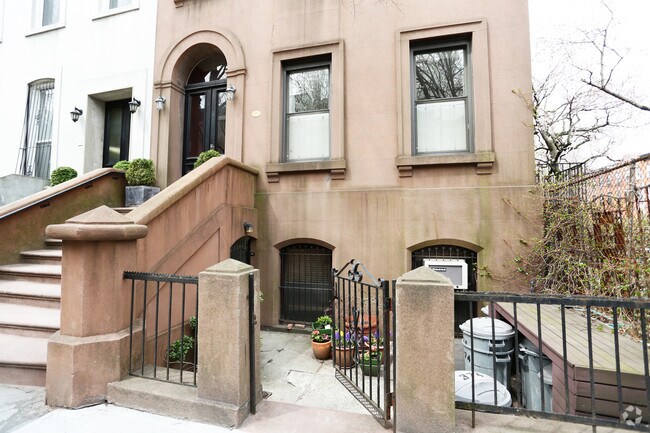 Building Photo - 374 Clinton St