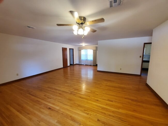 Photo - PRELEASING for Mid-August 2026! (3) Bed/(2) Bath. Close to Campus! House