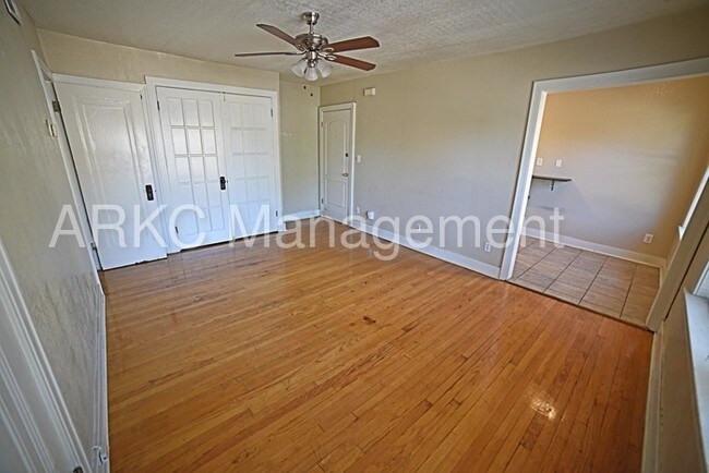 Building Photo - 904 E 39th St