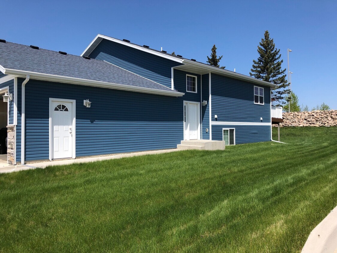 Spacious 2 Bedroom Twinhome House Rental in Bismarck, ND