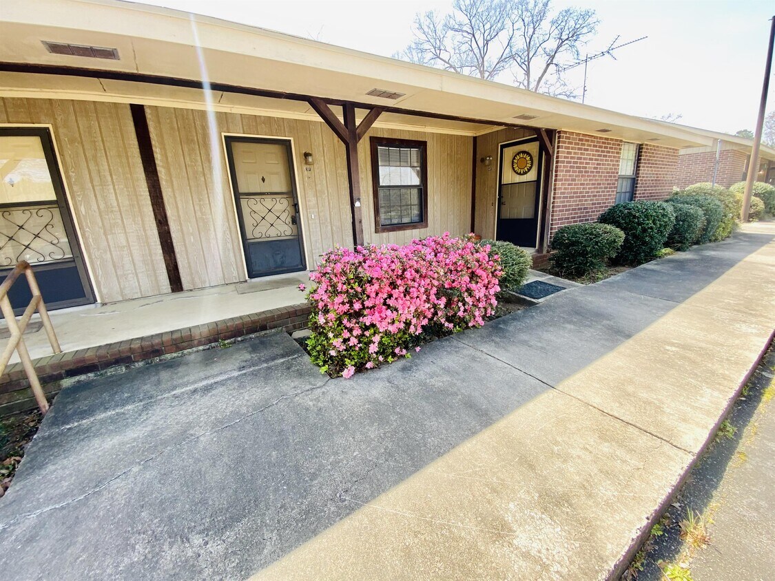 Primary Photo - 145 E Pine Ave