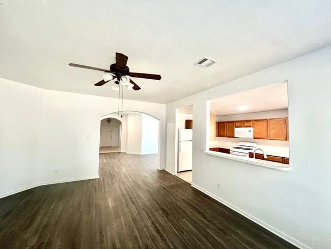 Foto del edificio - 8530 Windy Thicket Ln