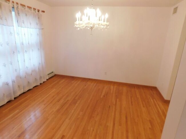 Building Photo - 1st Floor Lyndhurst Apartment - 3 Bdrm