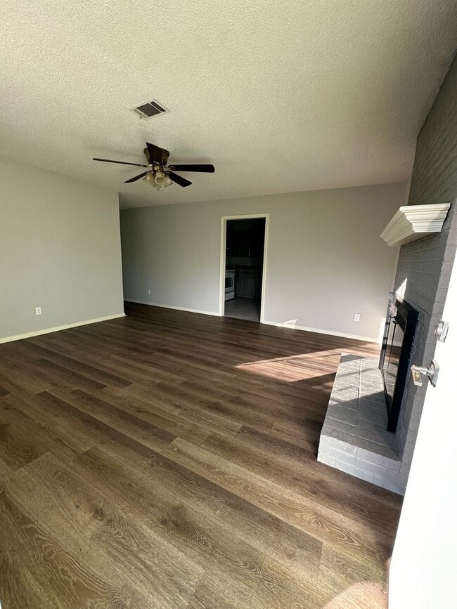 Building Photo - $1200 move-in special