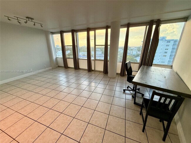Foto del edificio - 900 Bay Dr