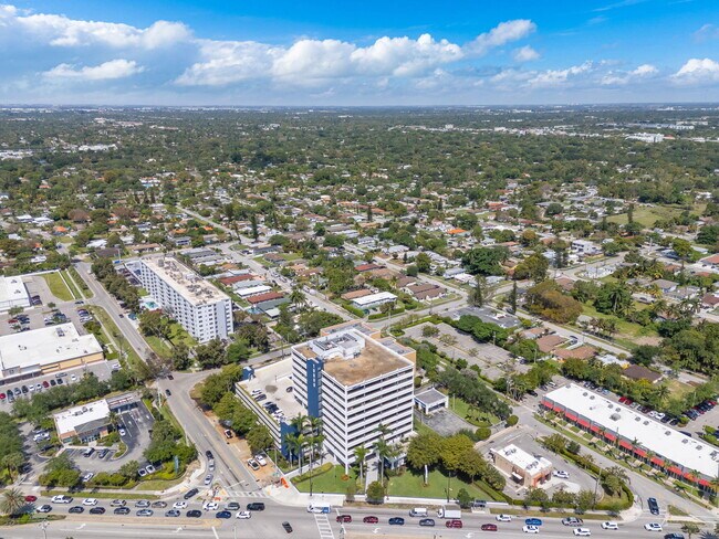 Foto del edificio - 1300 NE 109th St