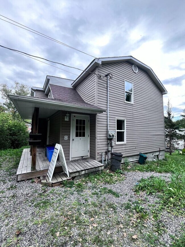 Photo du bâtiment - 2 Bedroom / 1 Bathroom Main Floor Unit – All Utilities & Parking Included – $1,849/month