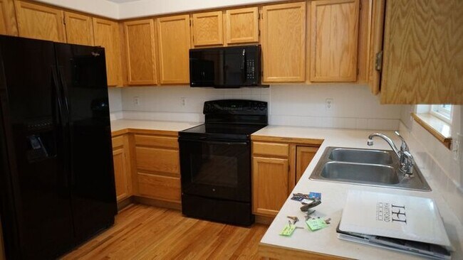 Building Photo - 324 Saturn Dr