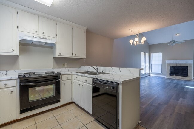 Foto del edificio - ONE FREE MONTH ON 13 MONTH LEASE! Welcome to this charming 3-bedroom, 2-bath condo located in the...