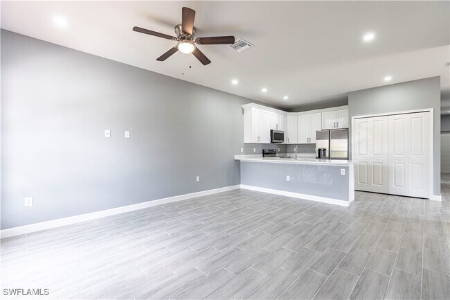 Building Photo - 2422 Mae Ave S