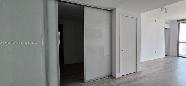 Foto del edificio - 121 NE 34th St