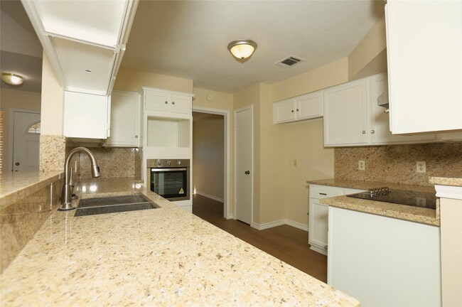 Building Photo - 206 Banyan Dr
