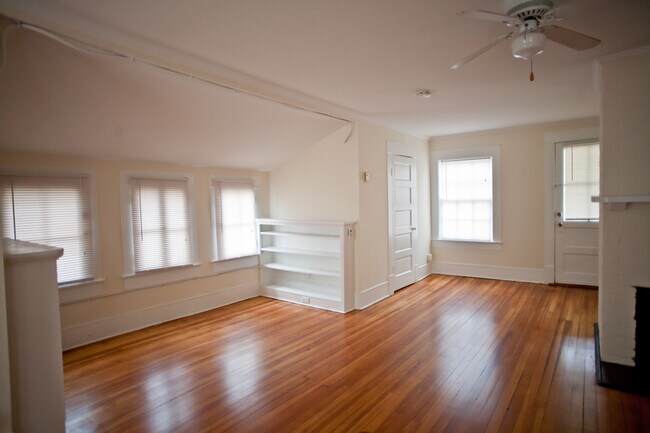 Building Photo - Studio Apartment in Renovated Cottage off ...