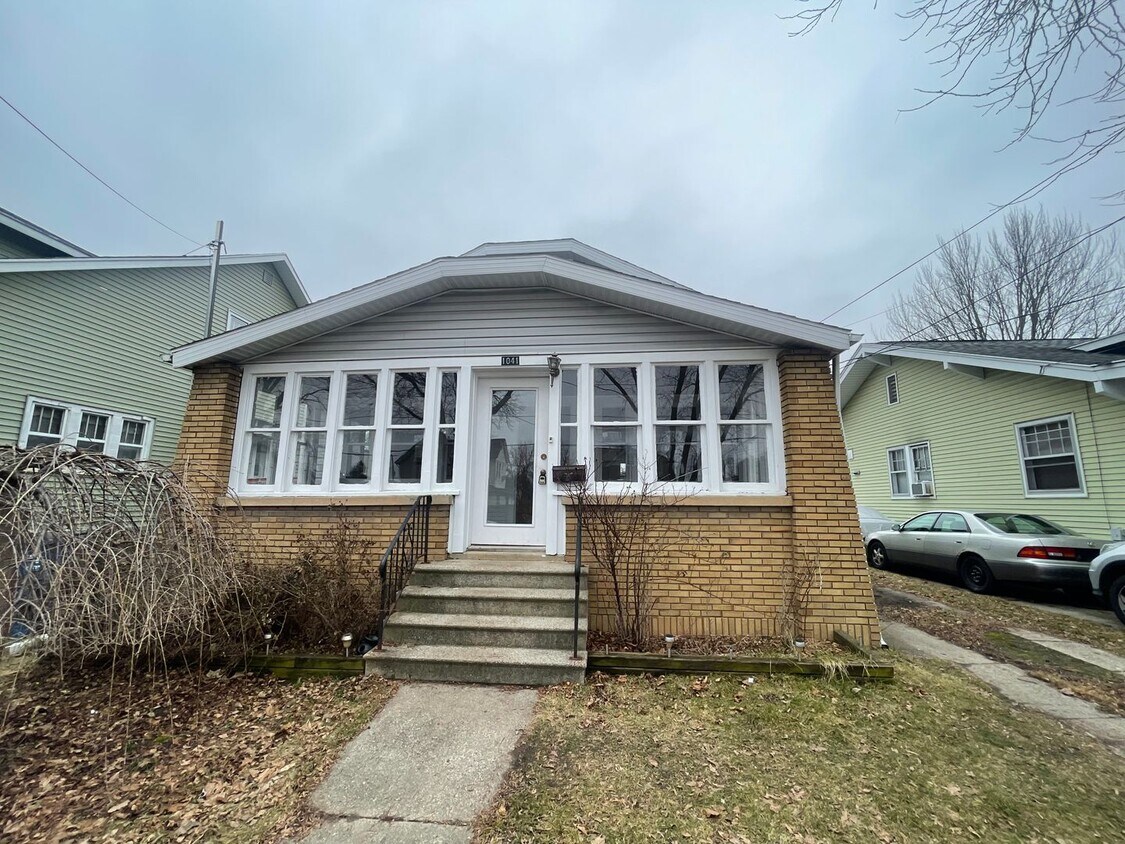 Foto principal - Three Bedroom Home -Near John Ball Park!
