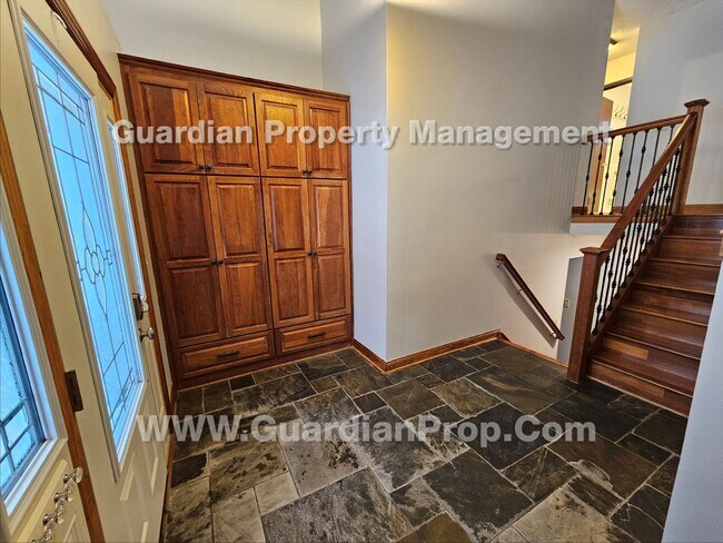 Foto del edificio - Updated Plymouth Single Family Home, 2 Car Garage, Large fenced Yard, Gas Fireplace