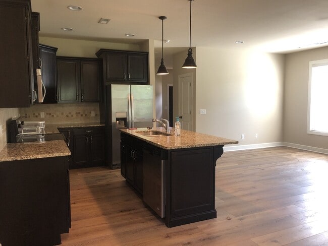 Building Photo - 3BD 2.5 BA TOWNHOME FOR RENT IN COOPER SQ