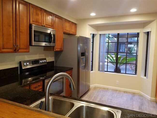 Building Photo - 8840 Villa La Jolla Dr