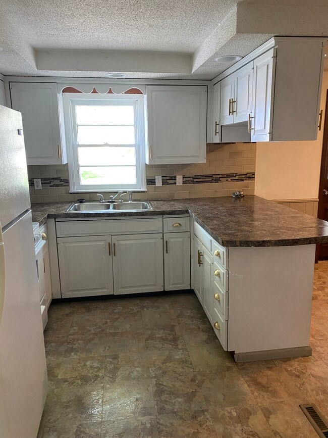 Building Photo - 305 Redbud Ln