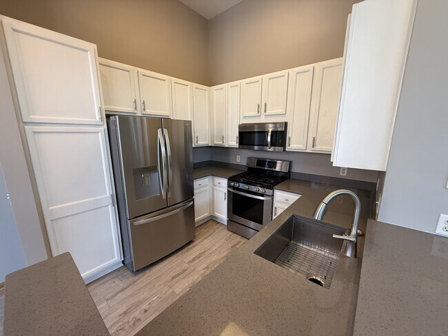 Building Photo - 10530 Pond Curve