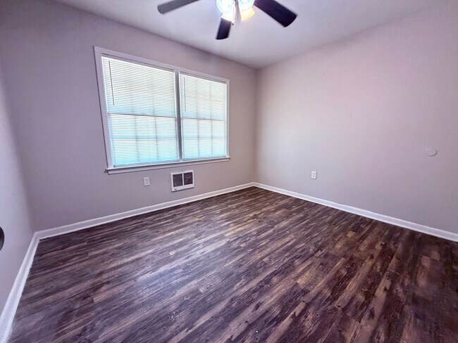Foto del edificio - 406 Russell Pkwy