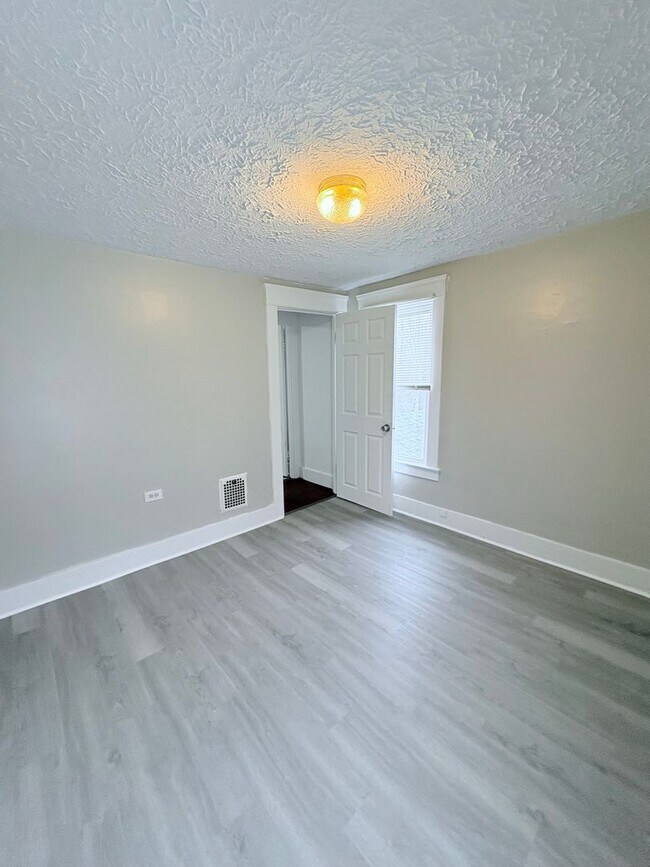 Foto del edificio - Charming 2 Bed 1 Bathroom in Warren Ohio!