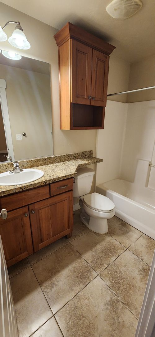 Foto del edificio - Beautiful End-Unit 4 Bedroom Townhome in S...