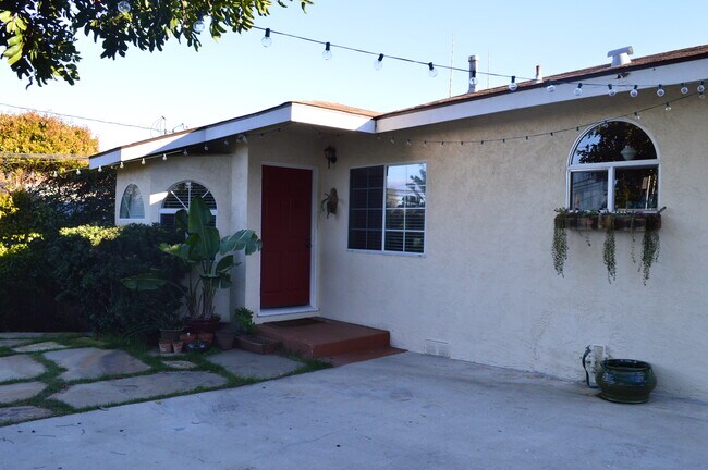 Building Photo - 145 Phoebe Street
