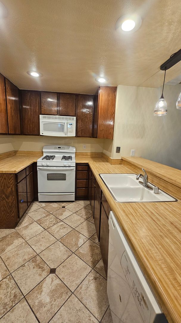Building Photo - Centrally Located Simi 2 Bed 2 Bath Condo....
