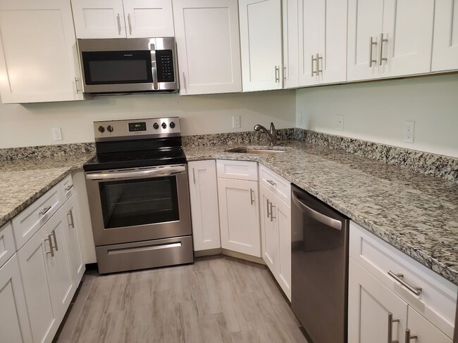 Building Photo - 3x2 Duplex Unit