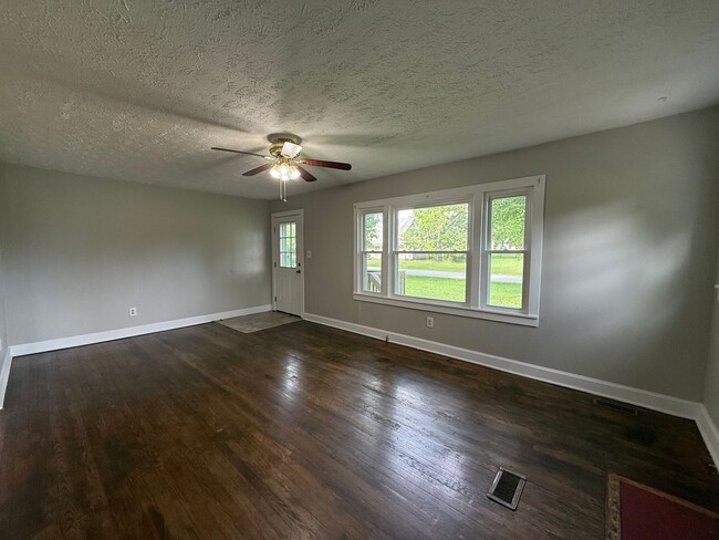 Building Photo - 3 Bedroom 1 Bathroom Home in Greene County...