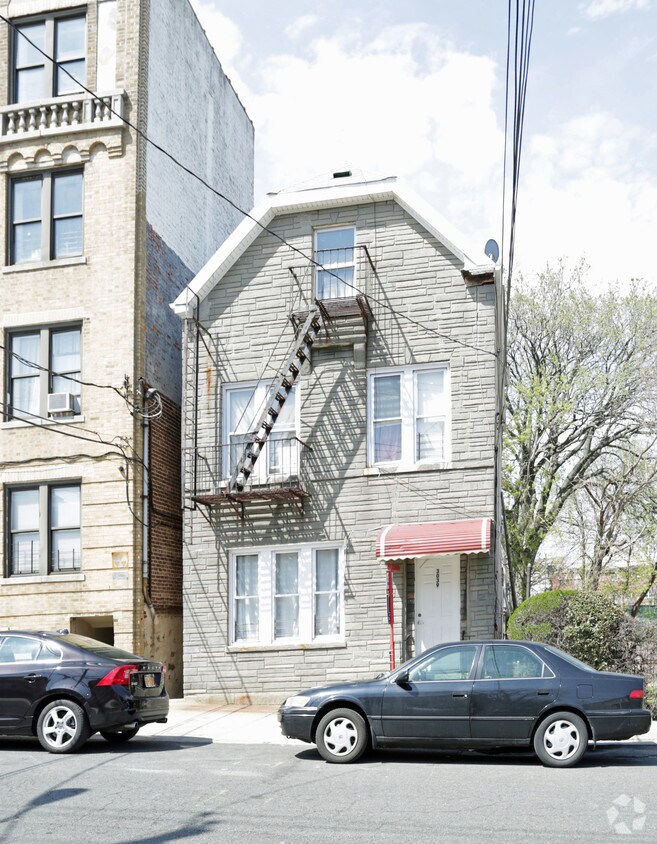 Building Photo - 3039 Radcliff Ave