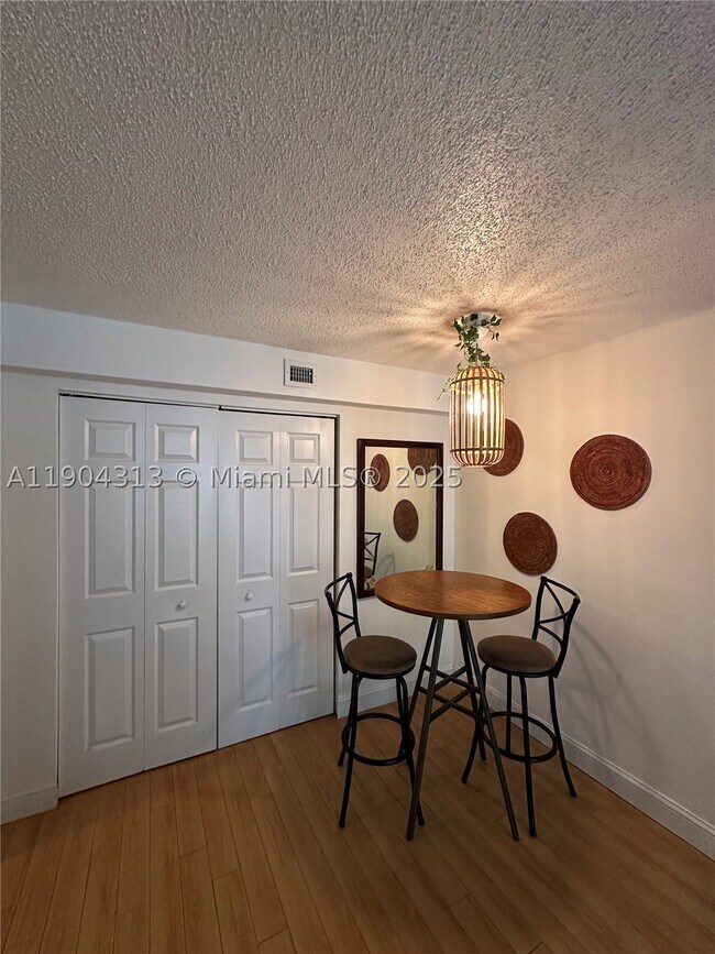Foto del edificio - 1720 NW N River Dr
