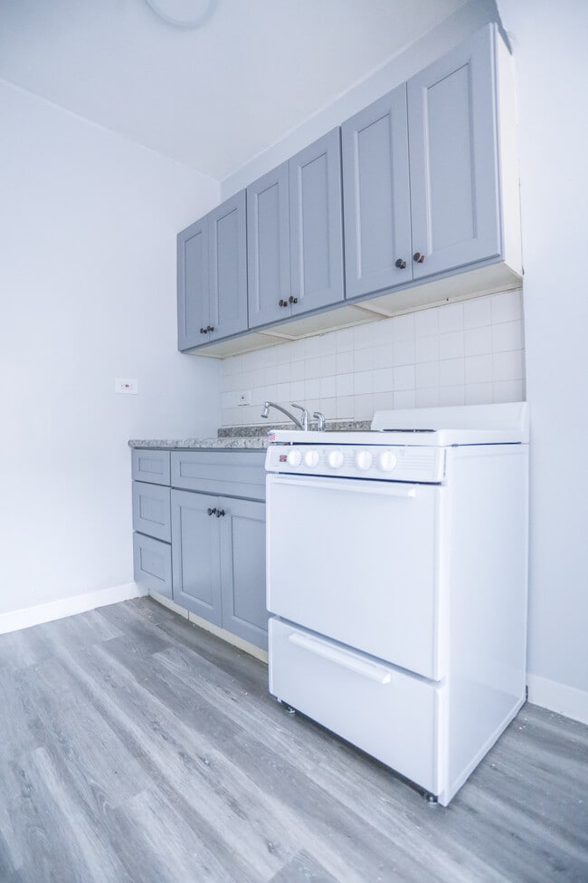 Building Photo - 6948 N Ashland Blvd