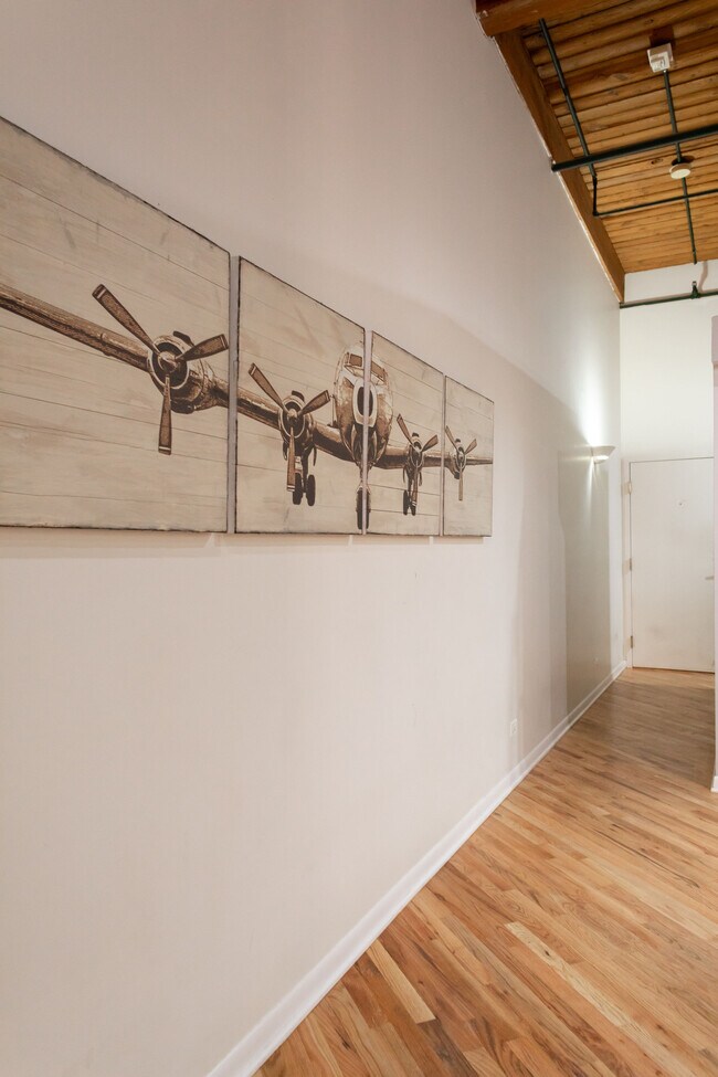 Building Photo - 2222 W Diversey Ave