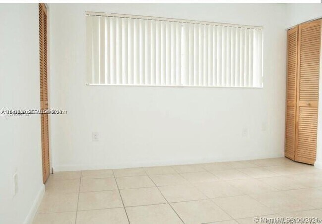 Building Photo - 9365 Fontainebleau Blvd