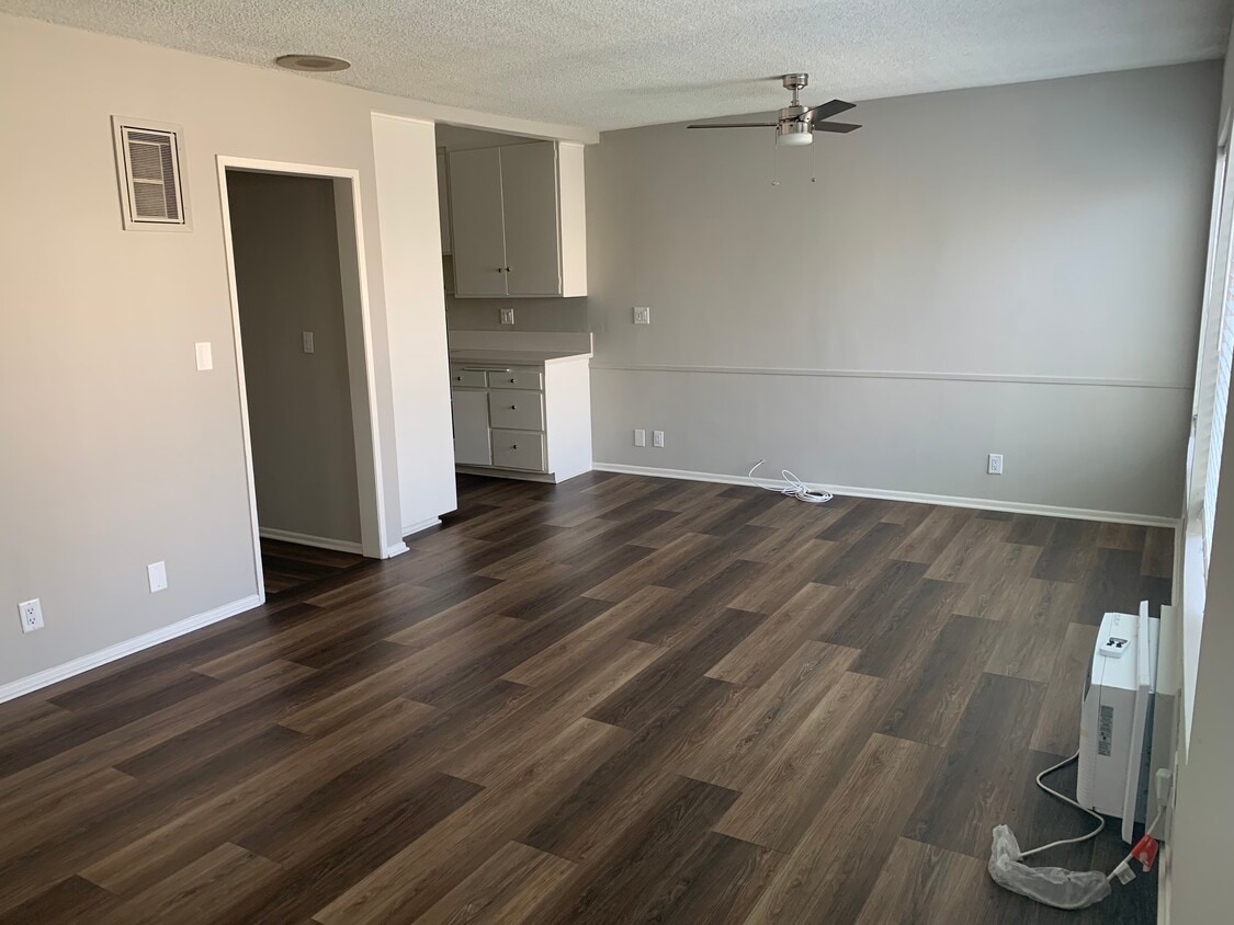 Living Room - 346 S Van Ness Ave