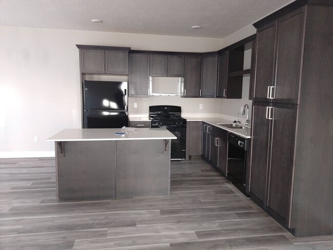 Building Photo - Cute and Spacious! Available Now!