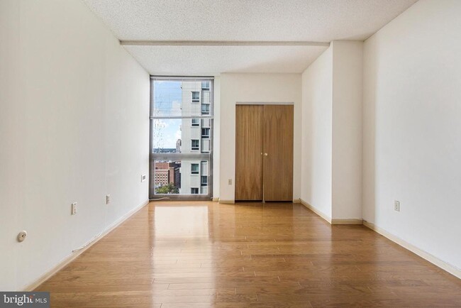 Building Photo - 241 S 6th St